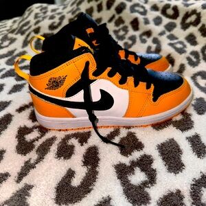 Nike youth size 2 yellow black white